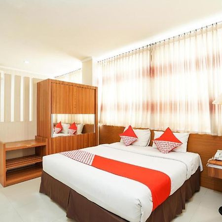 Oyo 235 Maumu Hotel & Lounge Surabaya Esterno foto