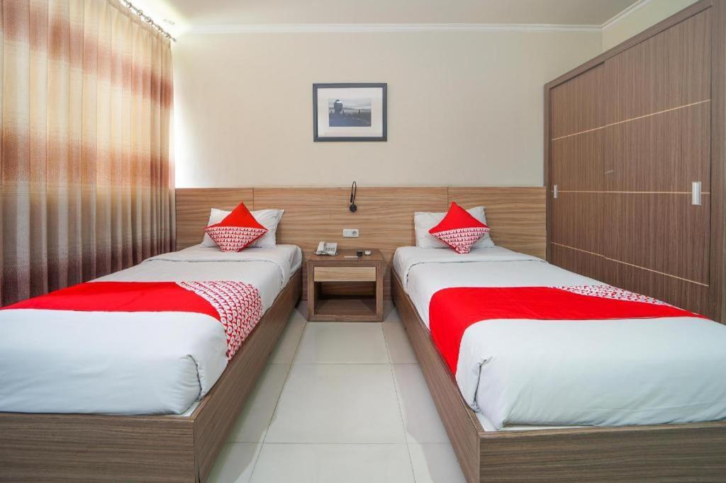 Oyo 235 Maumu Hotel & Lounge Surabaya Esterno foto
