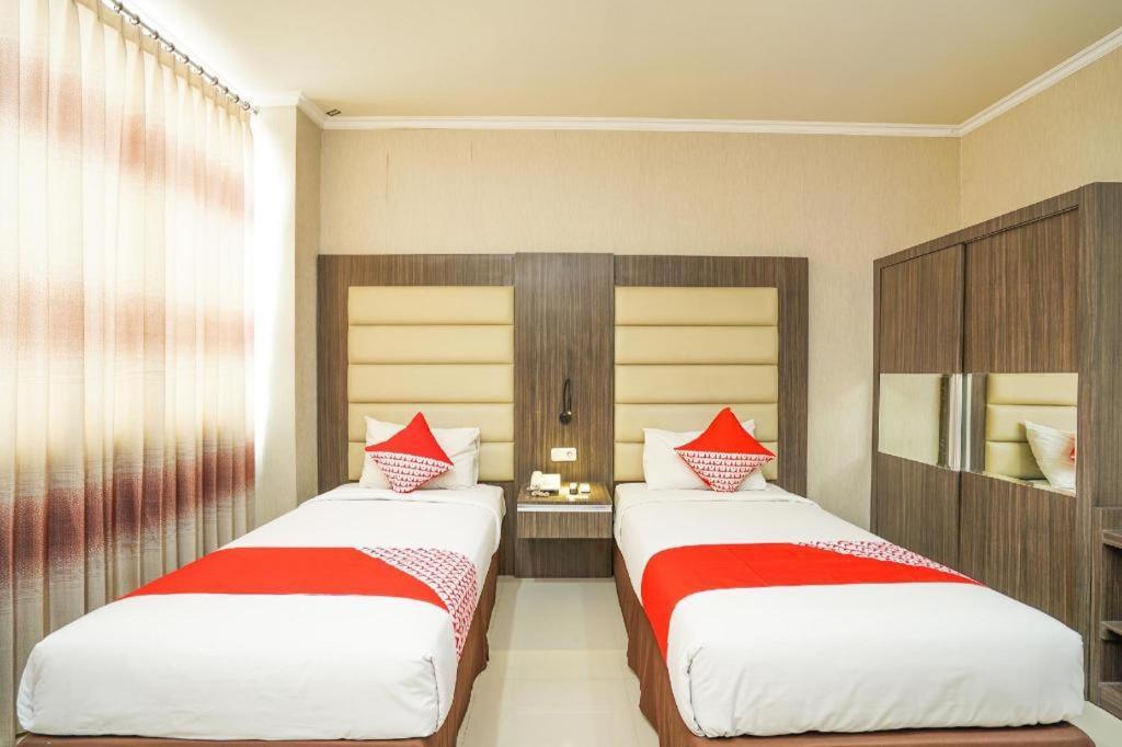 Oyo 235 Maumu Hotel & Lounge Surabaya Esterno foto
