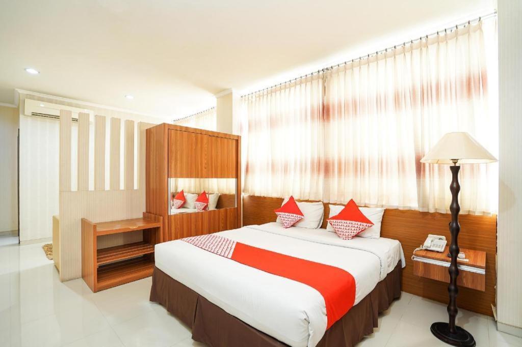 Oyo 235 Maumu Hotel & Lounge Surabaya Esterno foto