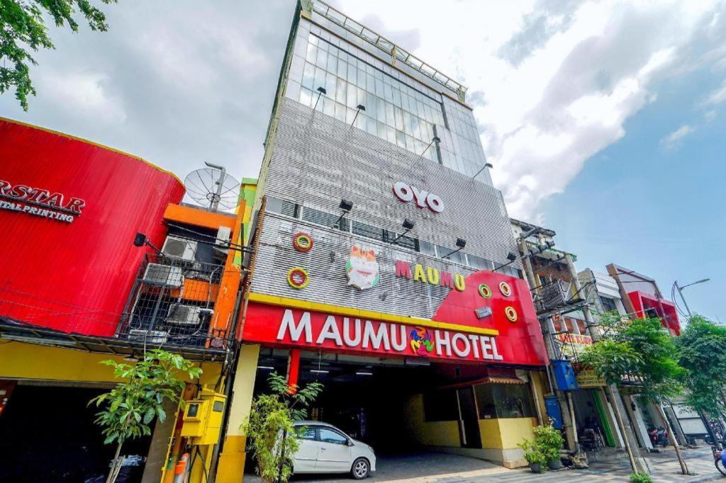 Oyo 235 Maumu Hotel & Lounge Surabaya Esterno foto