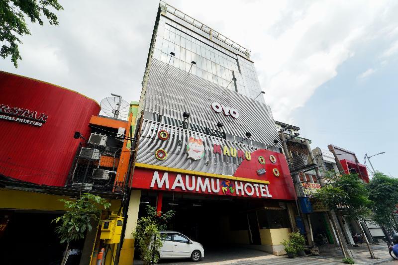Oyo 235 Maumu Hotel & Lounge Surabaya Esterno foto