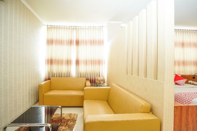 Oyo 235 Maumu Hotel & Lounge Surabaya Esterno foto