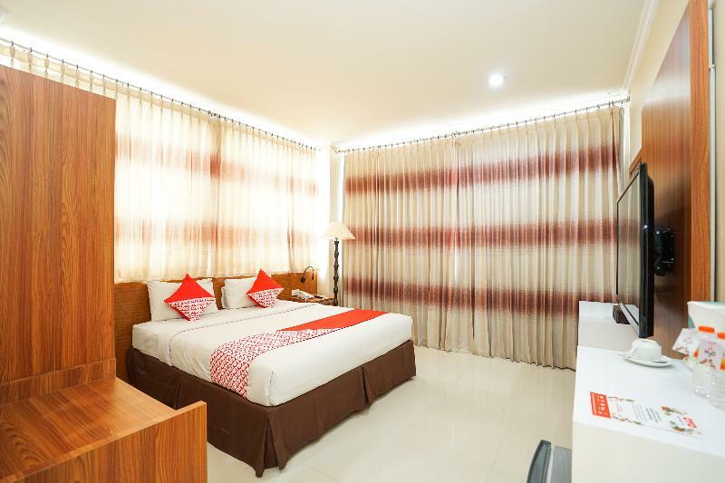 Oyo 235 Maumu Hotel & Lounge Surabaya Esterno foto