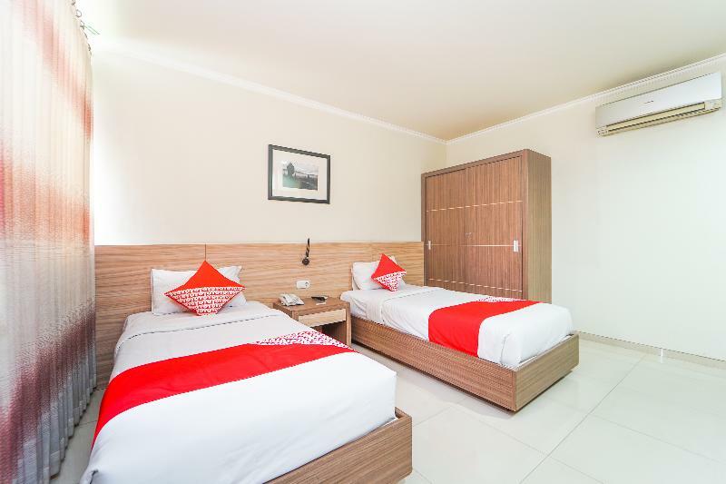 Oyo 235 Maumu Hotel & Lounge Surabaya Esterno foto