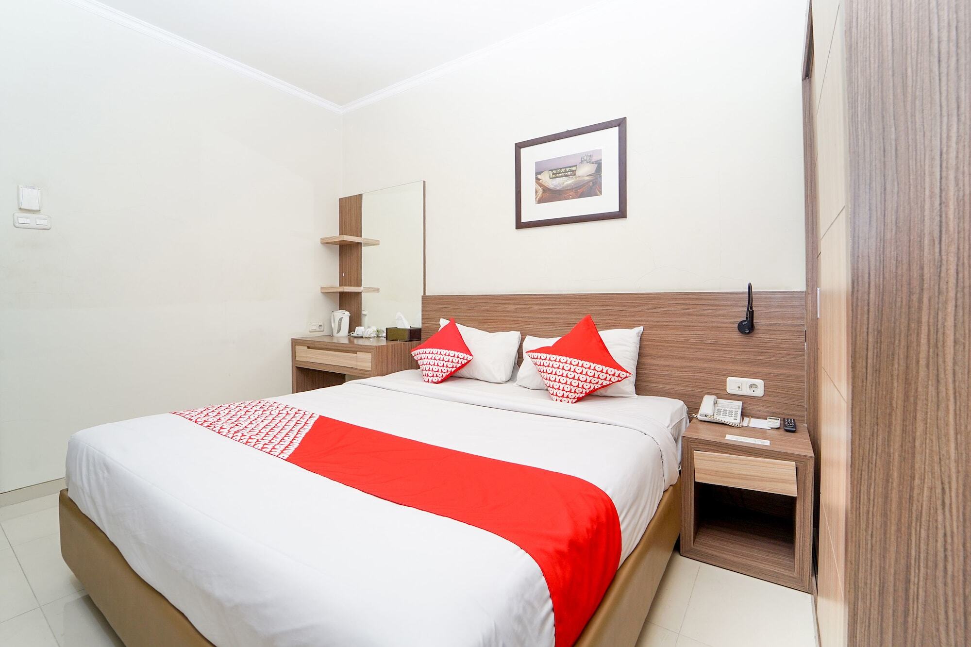 Oyo 235 Maumu Hotel & Lounge Surabaya Esterno foto