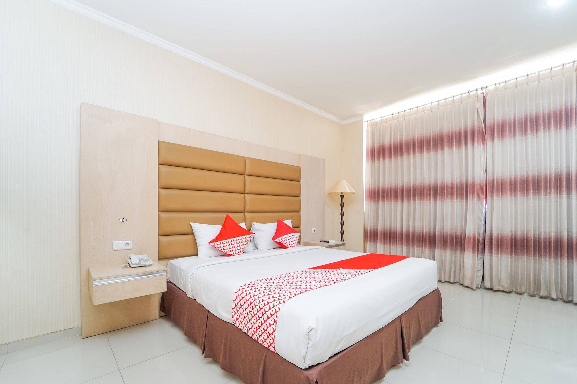 Oyo 235 Maumu Hotel & Lounge Surabaya Esterno foto